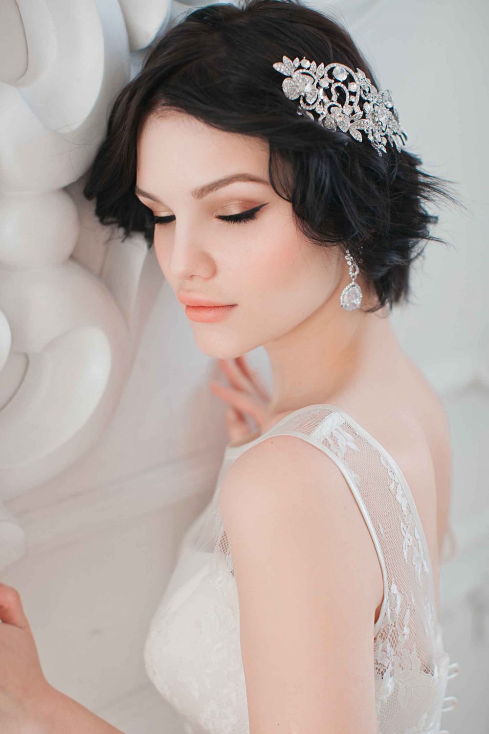 Образ невесты. Прическа на короткие волосы с объемным украшением