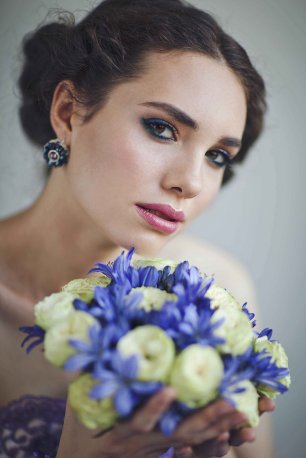 Синий букет невесты в тон макияжу