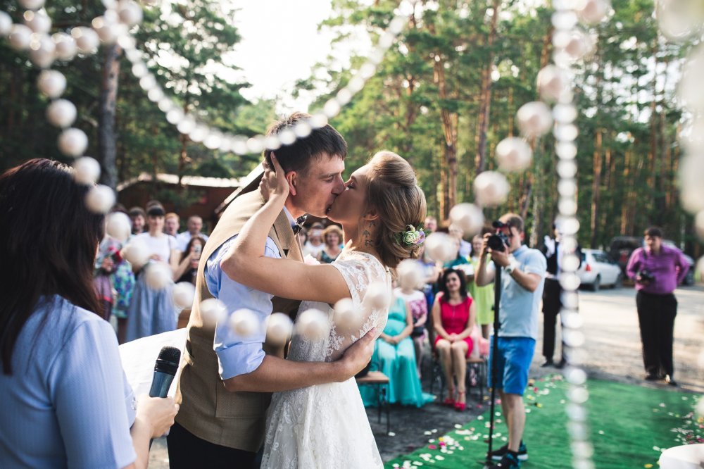 Поцелуй жениха и невесты на свадебной церемонии