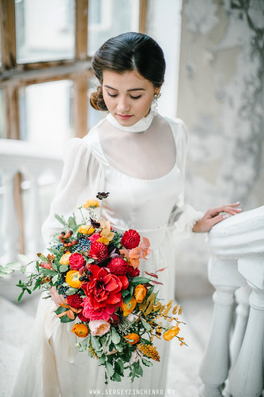 Невеста с ярким букетом цветов