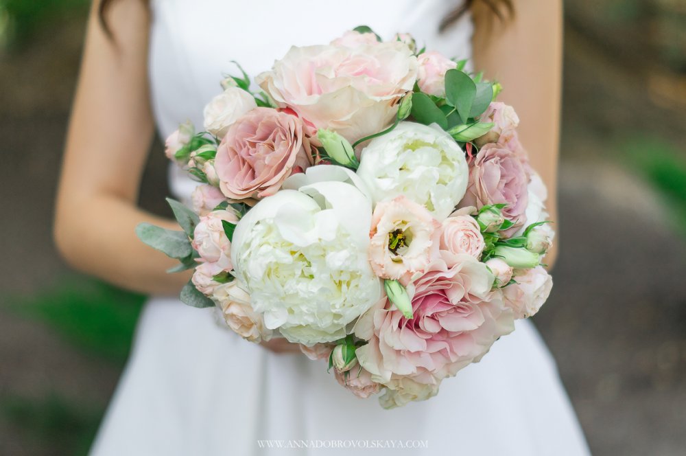 Нежно-розовый букет невесты с пионами и розами