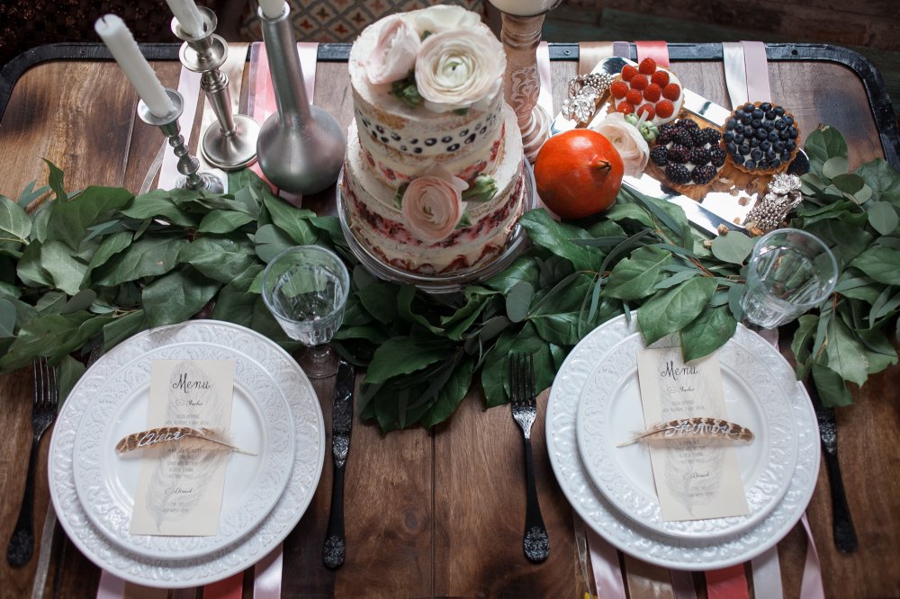 Сервировка стола для свадьбы в лофте в стиле индастриал с элементами бохо.