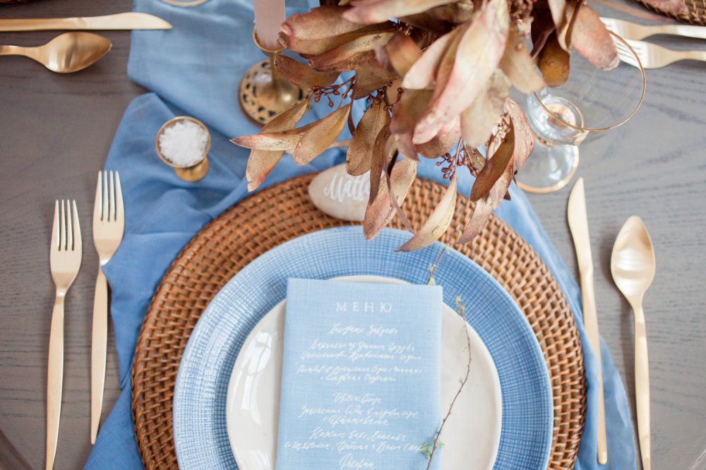 Сервировка свадебного стола с каллиграфическим меню на салфетке