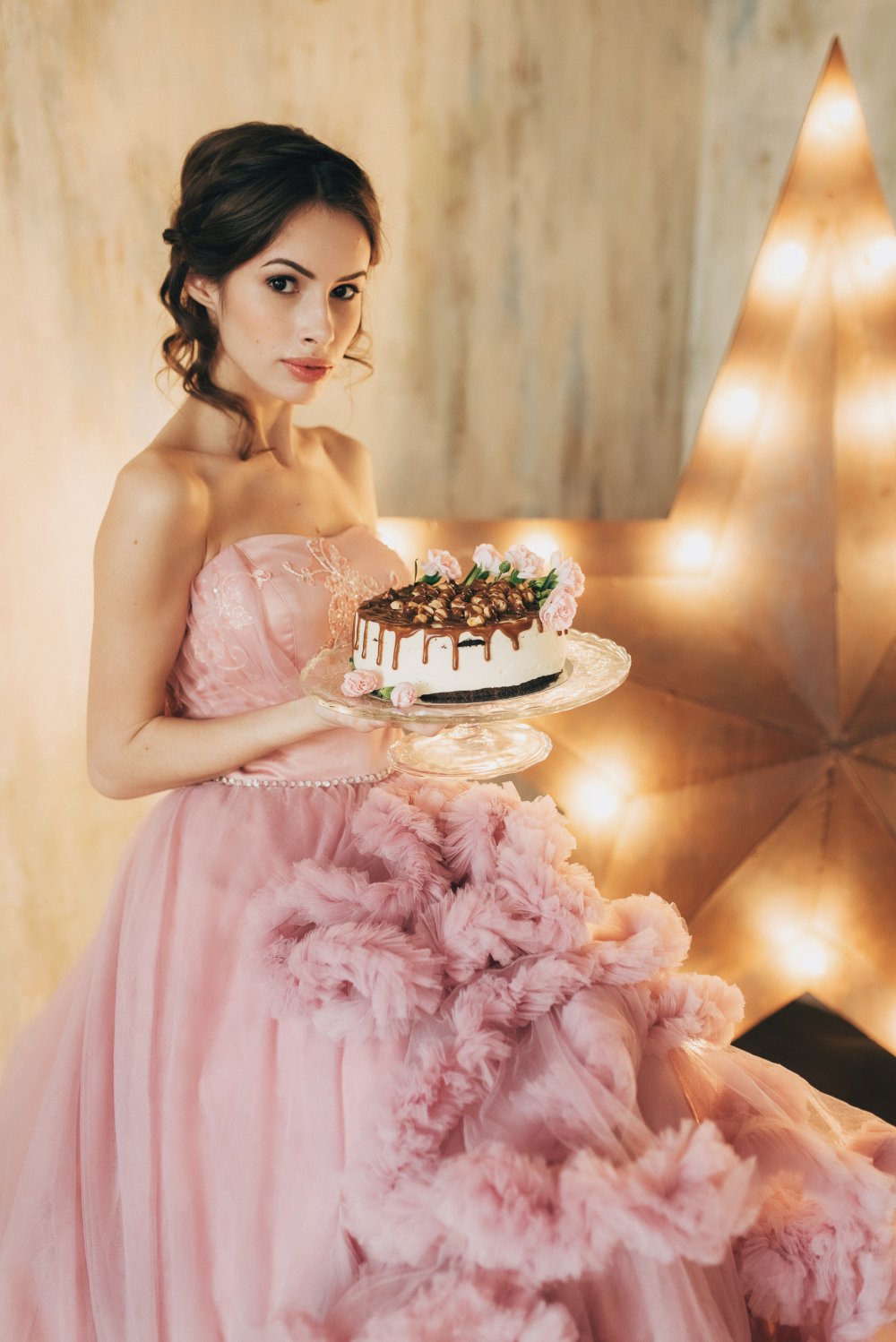 Невеста с мини-тортом покрытым орехами и карамелью