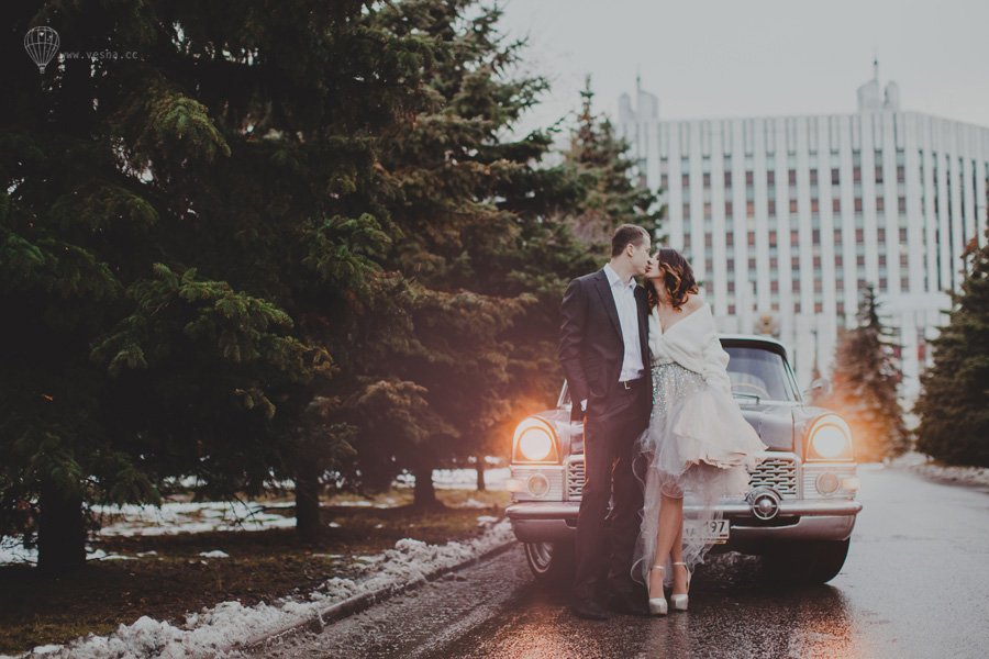 Жених и невеста на фоне автомобиля