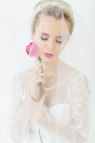 Невеста - фотосессия с пионовидной розой