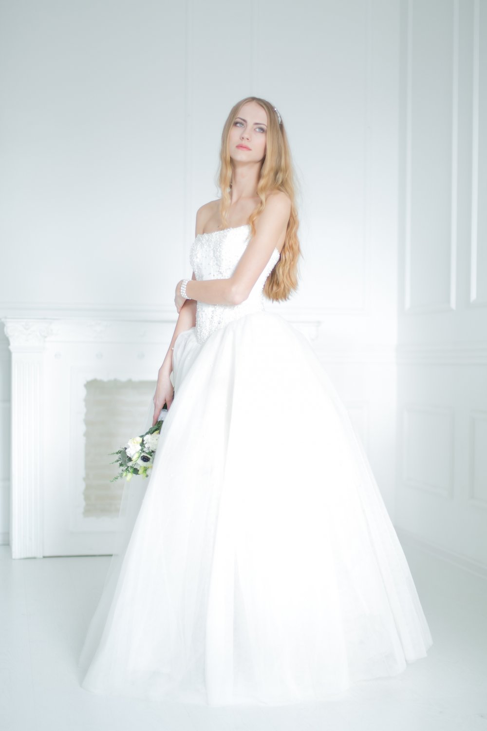 Платье невесты белого цвета с пышной юбкой