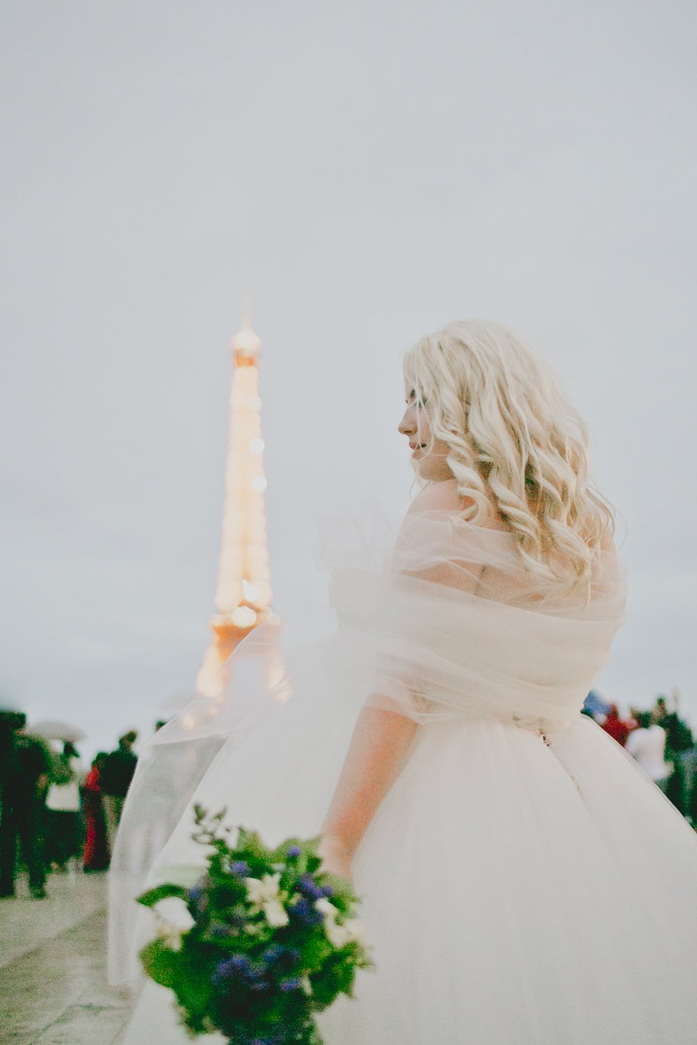 Фото невесты на фоне горящей Эйфелевой башни
