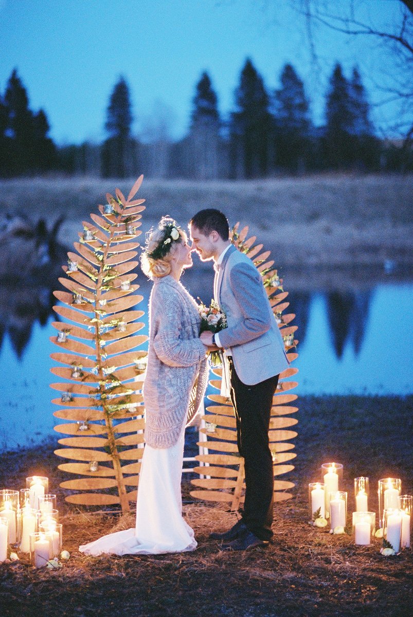 Ночная свадебная церемония на берегу озера