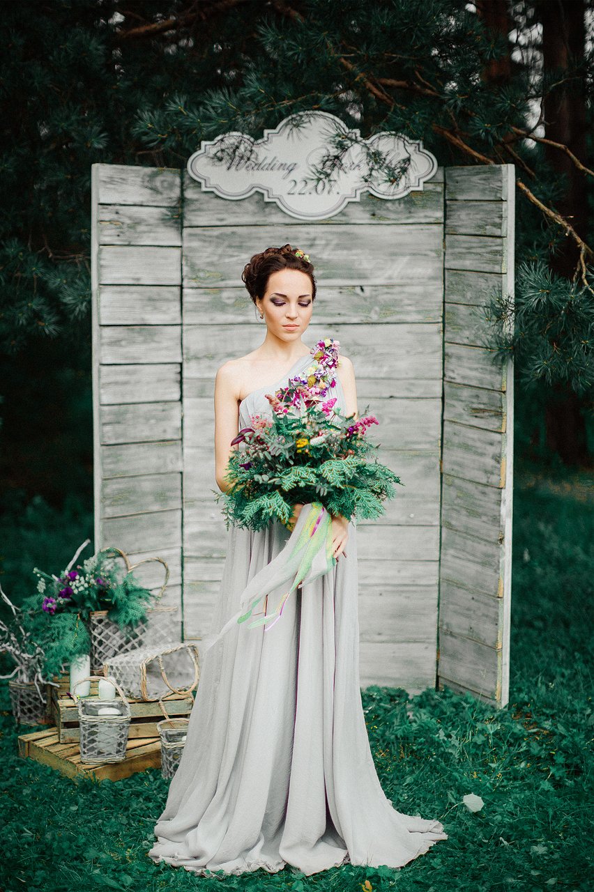 Невеста в воздушном сером платье