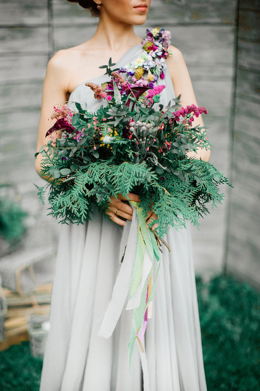 Огромный свадебный букет насыщенно-зеленого цвета с лентами