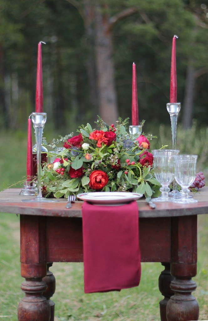 Фотосессия: стол для двоих в цвете Марсала