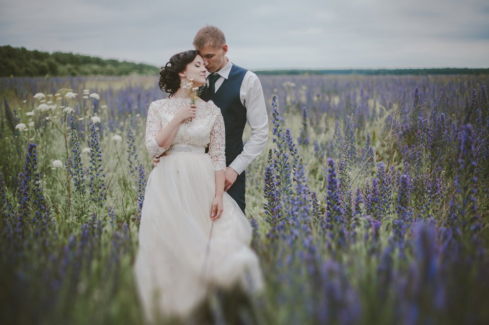 Жених и невеста в лавандовом поле