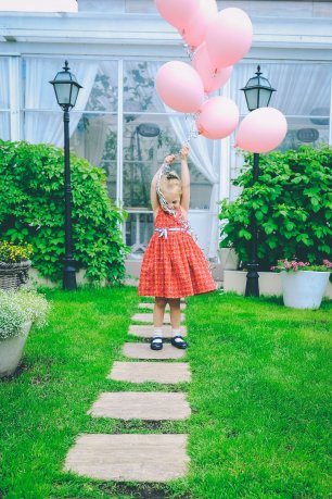 Счастливый ребенок с воздушными шарами