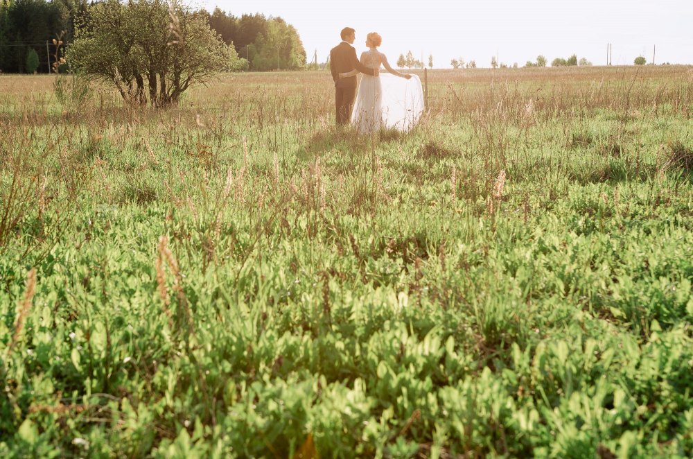 Прогулка жениха и невесты в поле