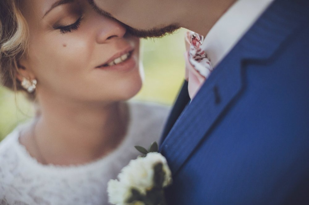 Фотосессия жениха и невесты: поцелуй