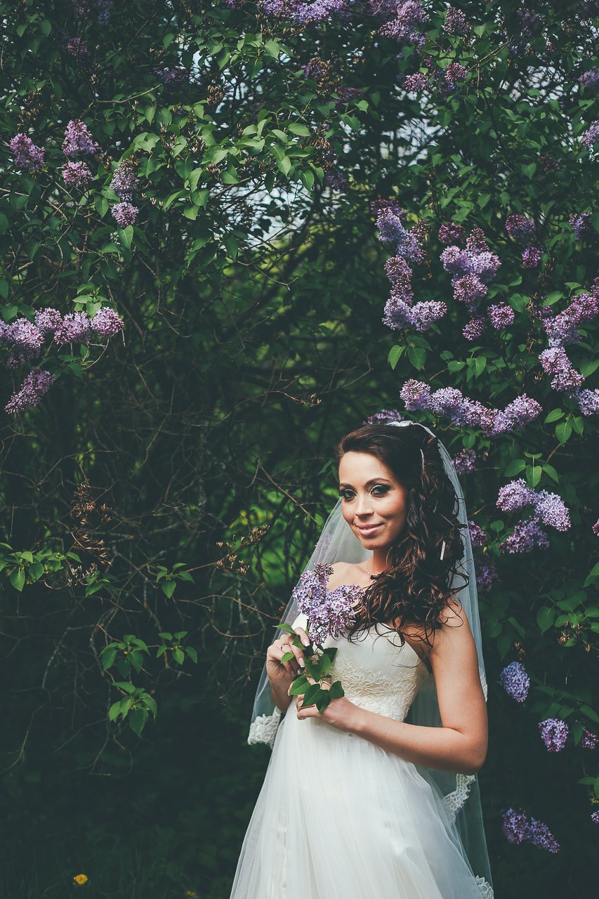 Фотосессия: невеста в цветущем сиреневом саду