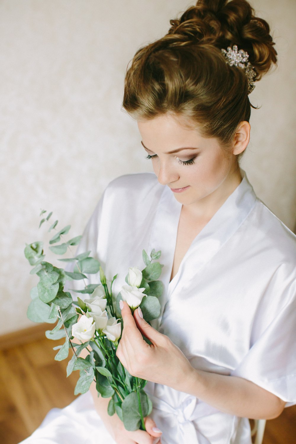Невеста с букетом из нежных белых цветов