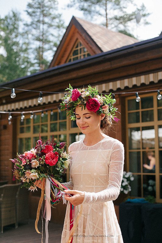 Невеста с букетом и в цветочном венке на голове