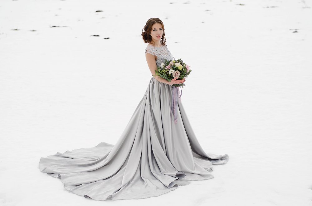 Невеста в роскошном сером платье