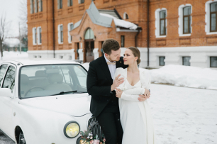 фотосессия жених, невеста и ретро автомобиль