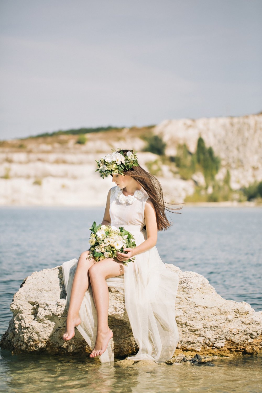 Нежная фотосессия невесты у озера