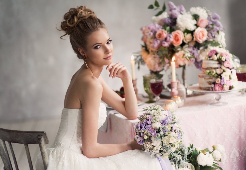 Портрет невесты за красиво украшенным столом