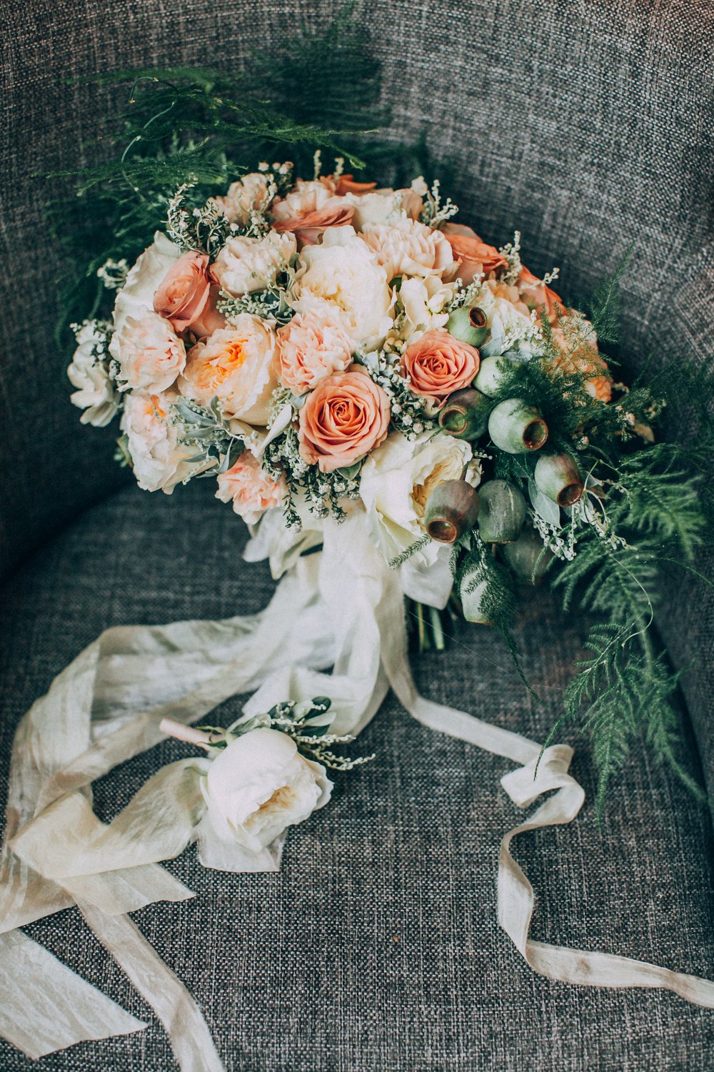 Букет невесты украшенный лентами и бутоньерка жениха