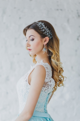 Невесомые украшения из горного хрусталя идеально подойдут для нежного образа невесты