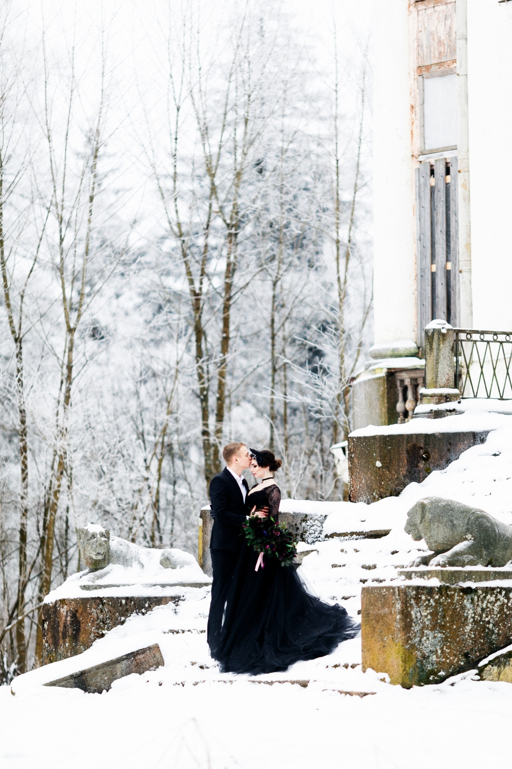 зимняя свадебная фотосессия на фоне старинного особняка