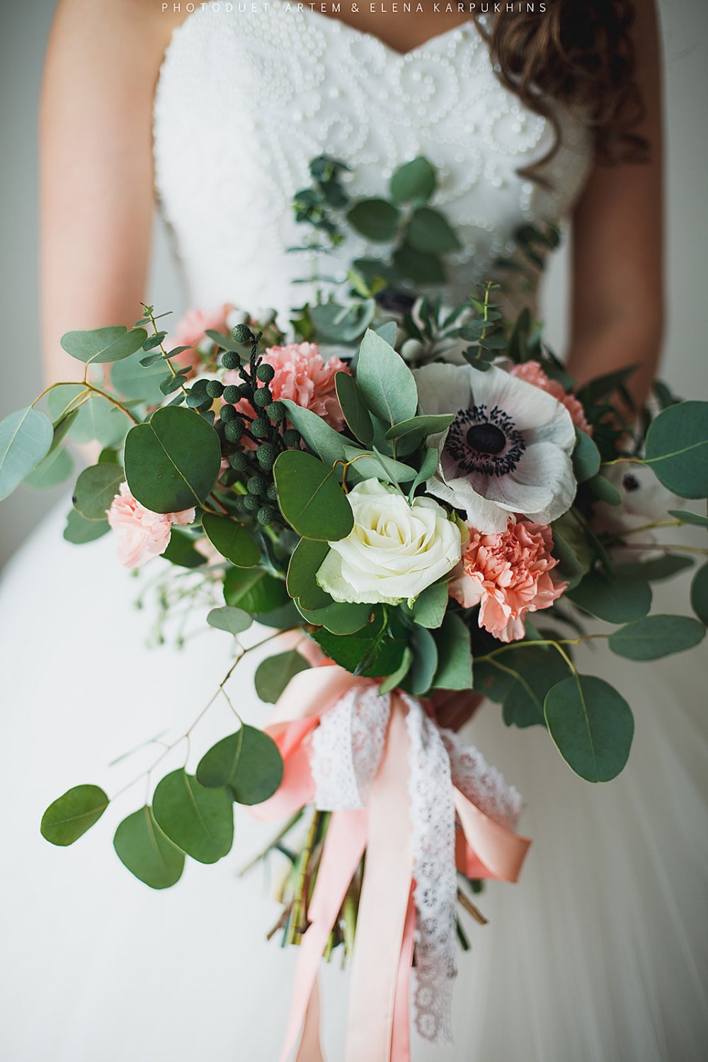Красивый свадебный букет с анемонами и розами