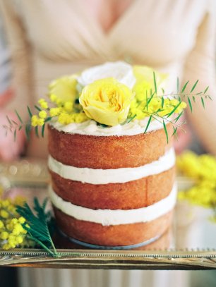 Бисквитный торт украшенный желтыми цветами
