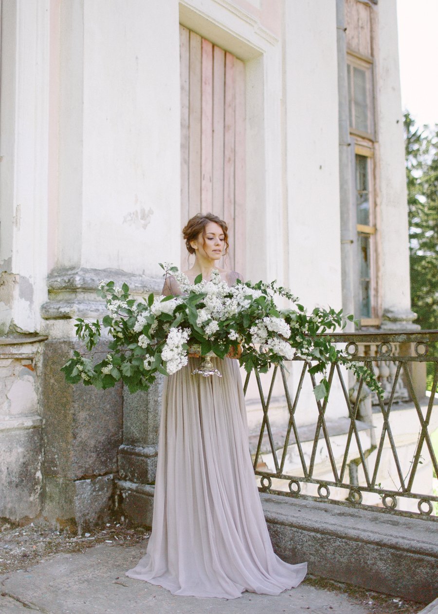 Невеста с цветочной вазой