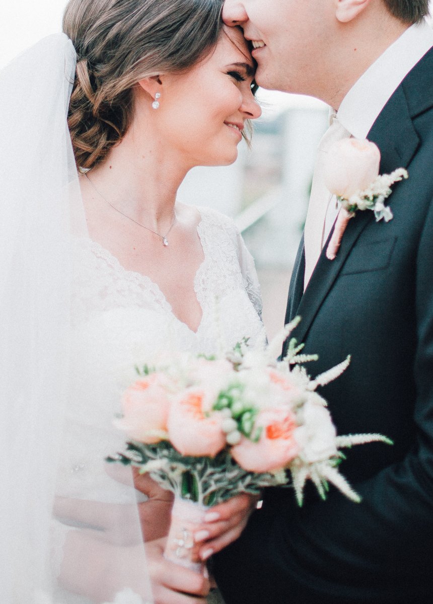 Букет невесты и бутоньерка жениха из пионов персикового цвета