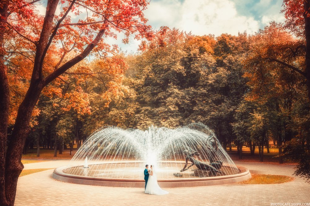Осенняя прогулка жениха и невесты в парке
