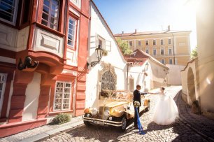 Ретроавтомобиль в свадебный день на улочках Праги дополняет картину красивыми и изящными деталями и делает более интересной