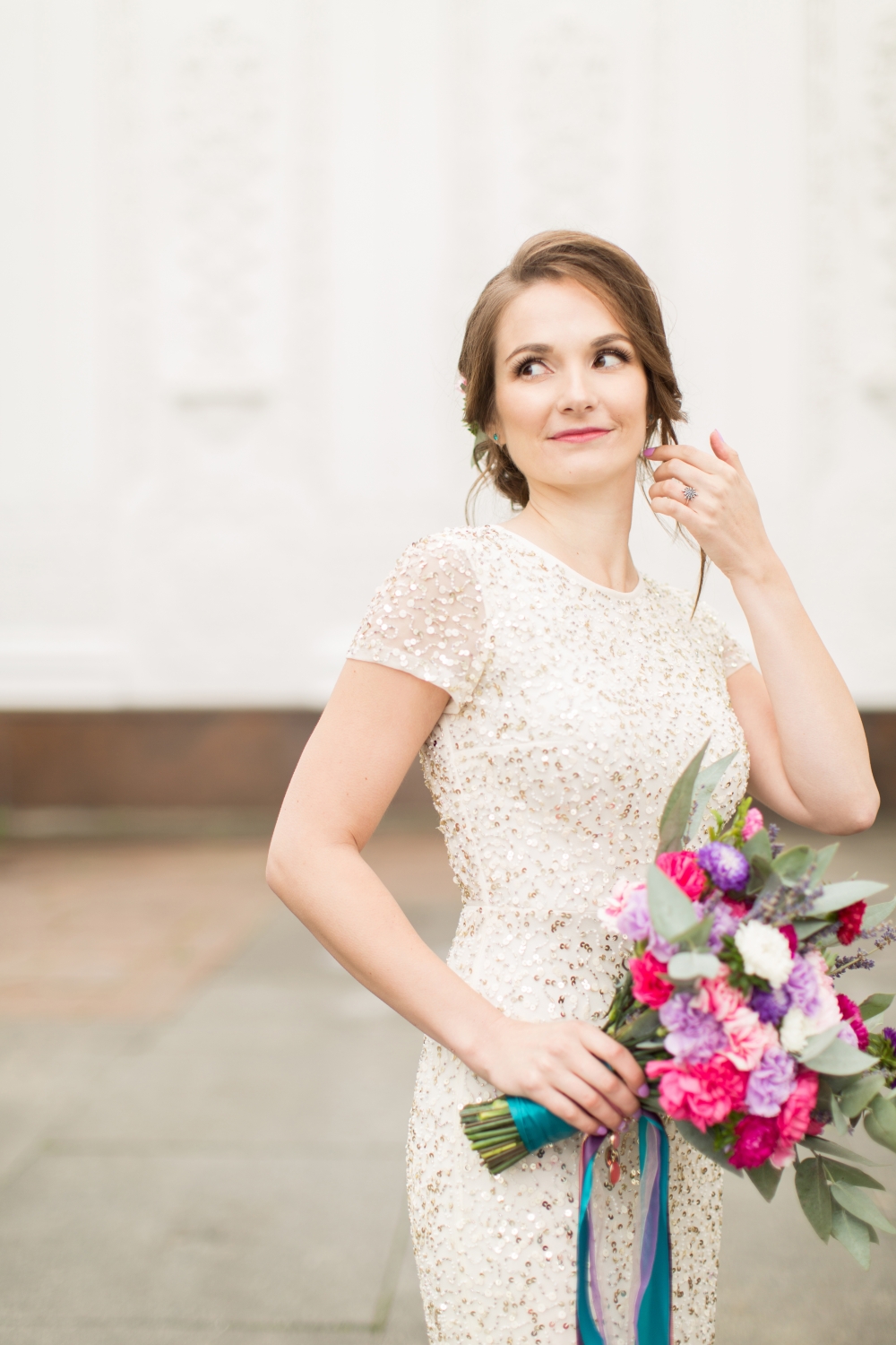Смелый образ невесты Юли. Платье в пайетках и яркий букет из нетипичных для свадьбы цветов — гвоздик