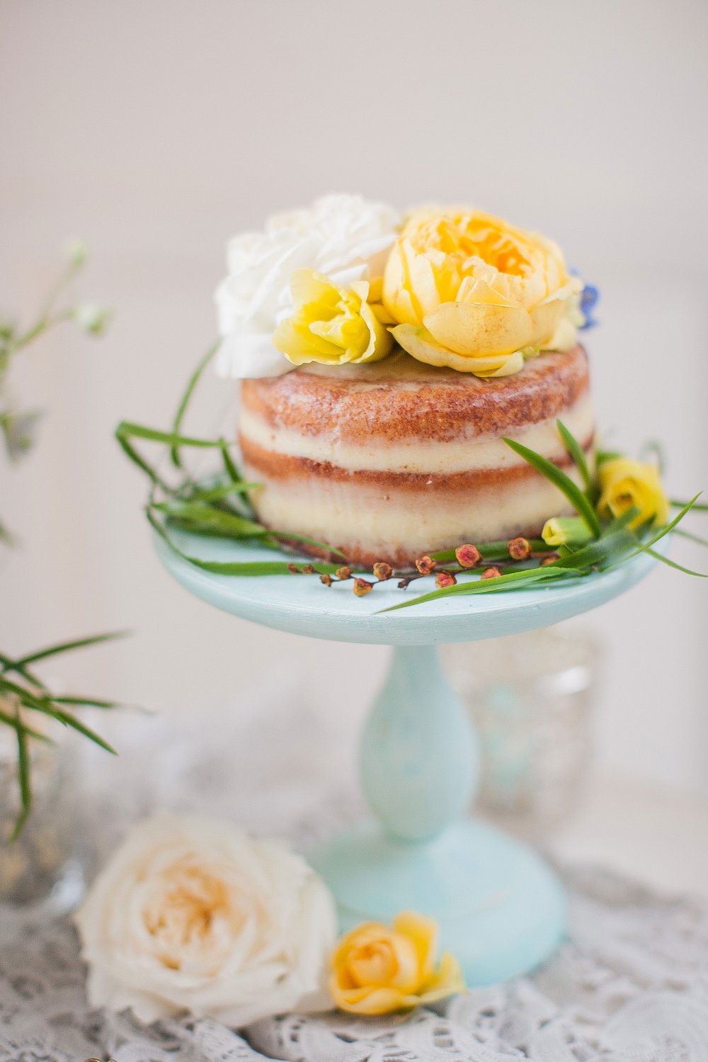 Миниатюрный свадебный торт, украшенный яркими цветами