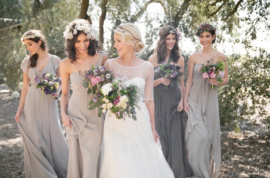 Подружки невесты в платьях серого цвета из легких тканей