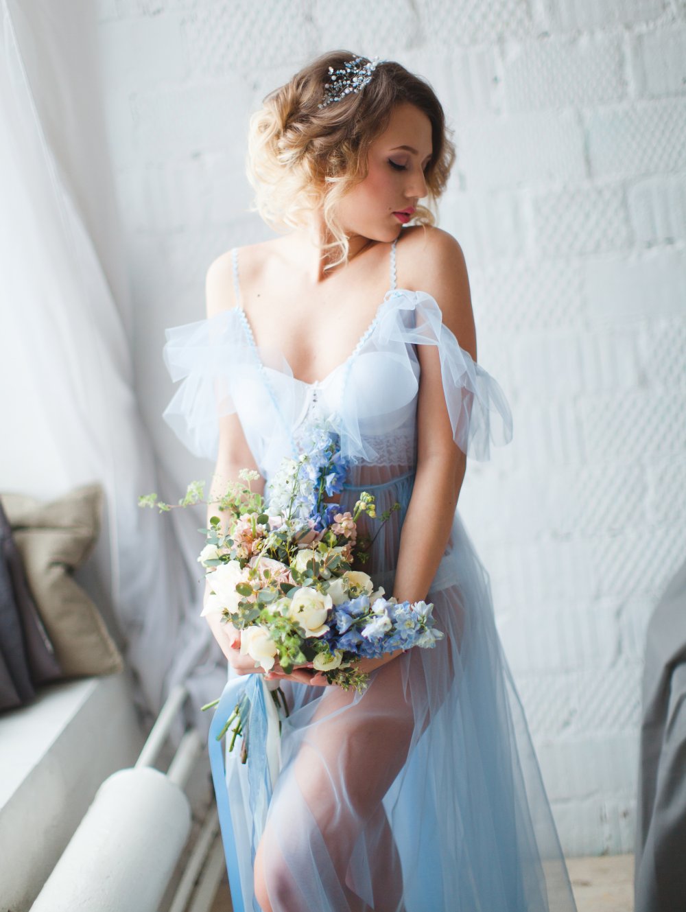 Будуарное платье "Serenity". Мягкий еврофатин, отделка волнистой тесьмой и чешскими бусинами цвета serenity