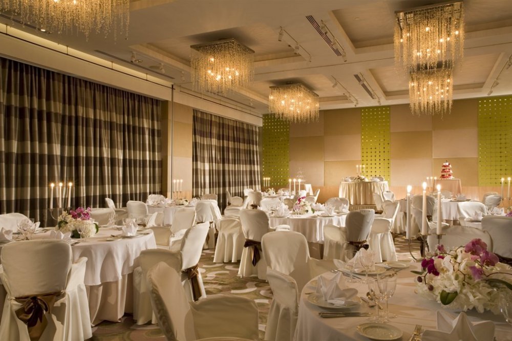 Просторный зал "Цюрих", украшенный роскошными люстрами, подойдет для свадьбы для 30 – 80 гостей. Удобное расположение на первом этаже отеля и элегантное оформление зала сделают свадьбу незабываемой.
