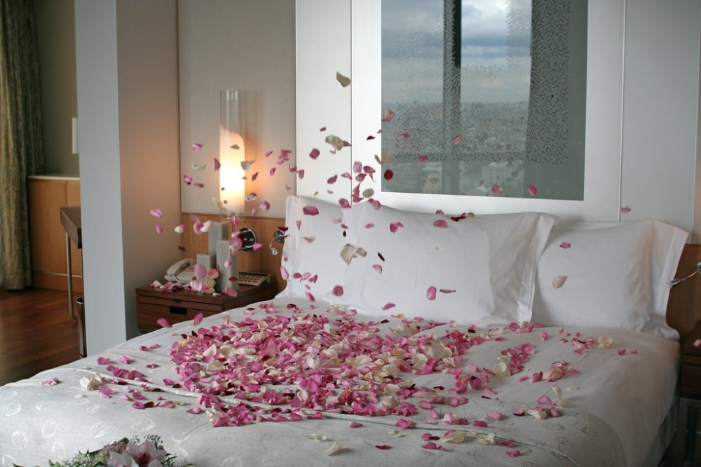 Парень оттрахал свою жену в розовом белье в ванной с лепестками роз