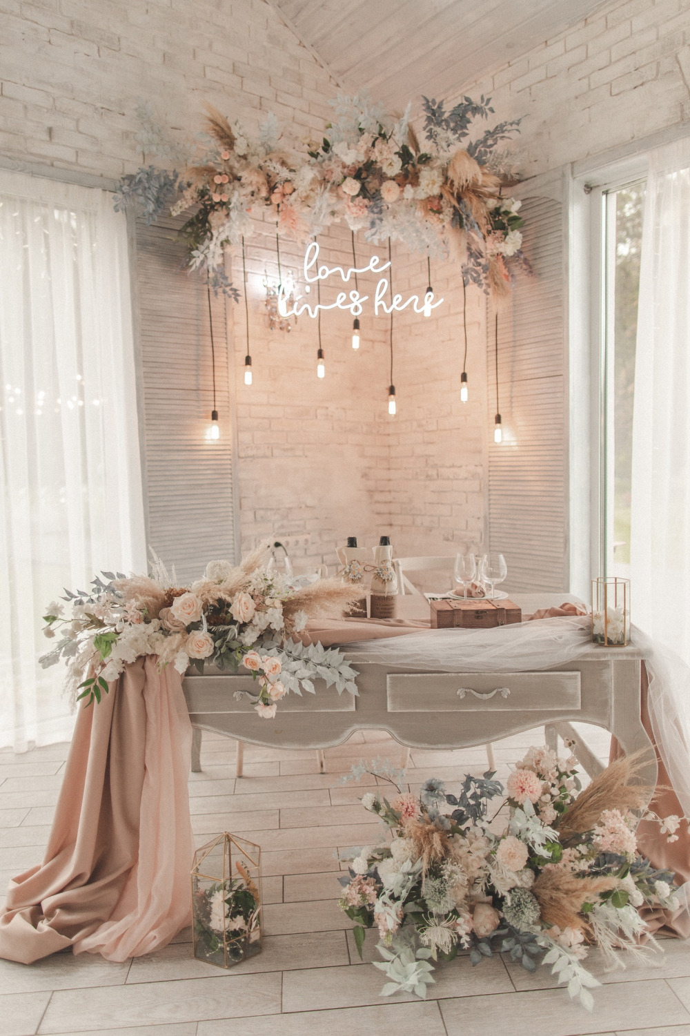 Декор стола для жениха и невесты с ретро-лампочками