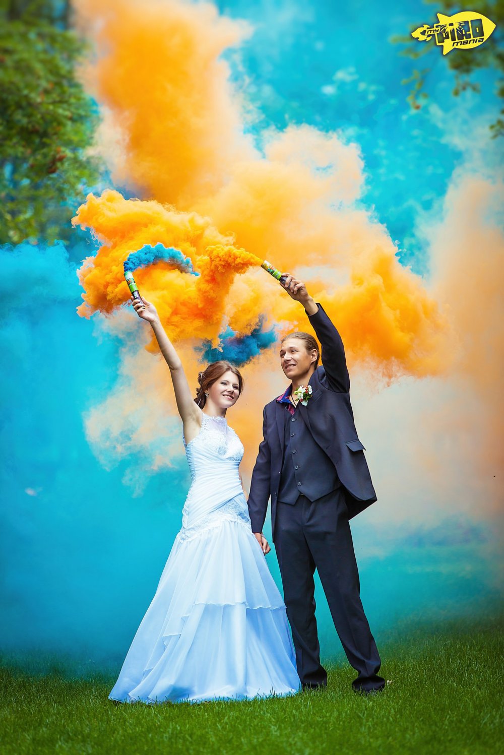 Цветной дым - простой способ получить яркие и интересные свадебные фотографии.