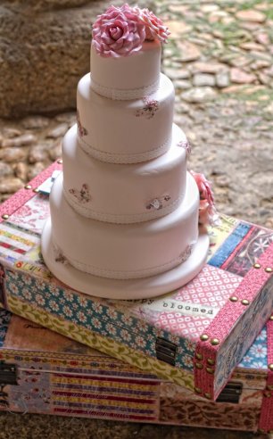 Большой свадебный торт украшенный декоративными бабочка