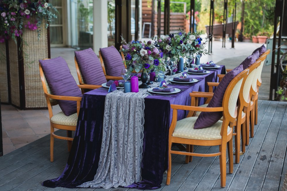 Пурпурный свадебный декор стола для гостей на свадьбу