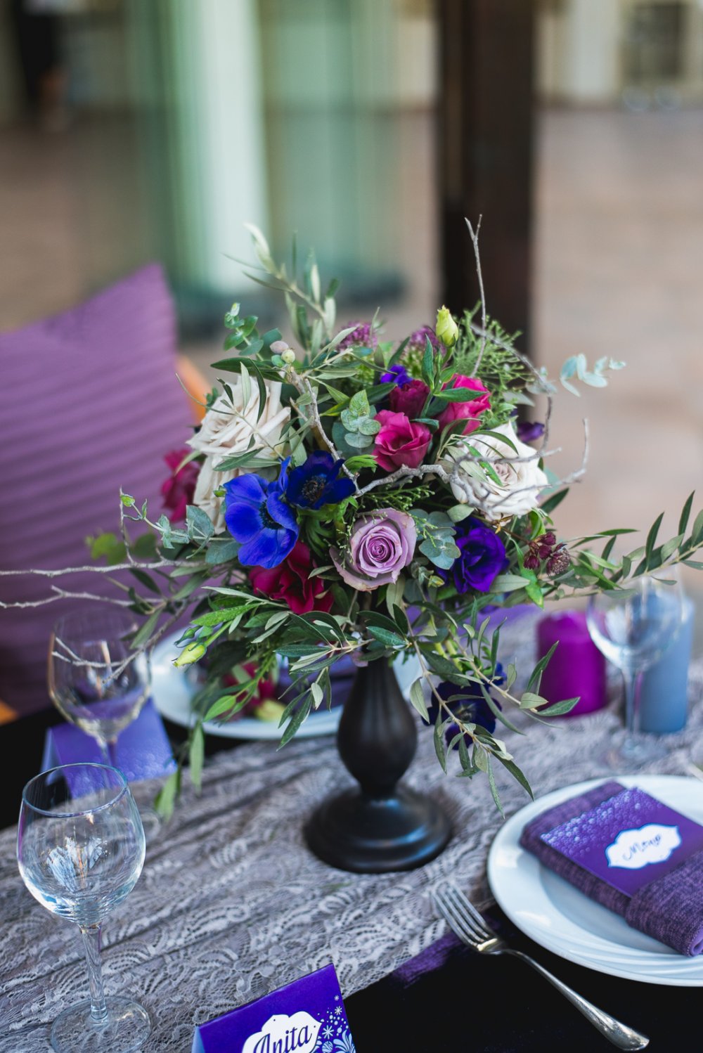 Цветочная композиция с яркими цветами на стол гостей
