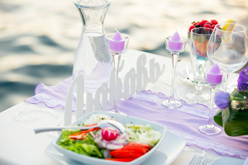 Adriatis Wedding decor . Романтический ужин жениха и невесты в Черногории в ресторане у моря.