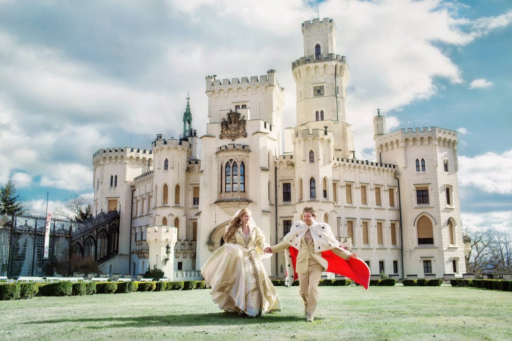 Свадьба в замке Чехии, Глубока над Влтавой. Сказочные костюмы жениха и невесты