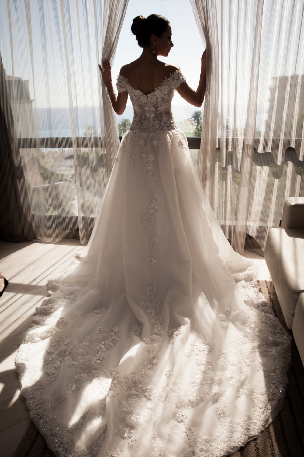 Свадебное платье с невероятным шлейфом